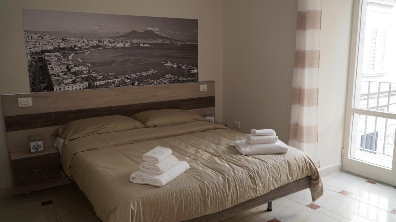 Donna Vicenza Bed & Breakfast Napoli Bagian luar foto