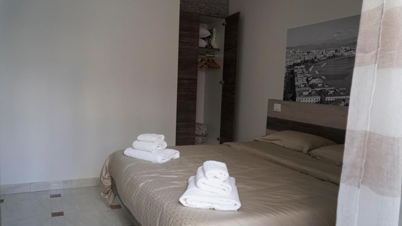 Donna Vicenza Bed & Breakfast Napoli Bagian luar foto
